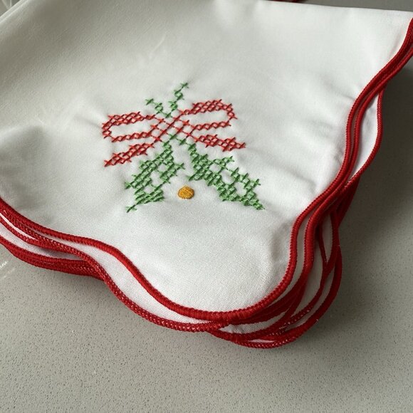 Vintage Oval Tablecloth 9 Napkins Scalloped Cross-Stitched Christmas Holiday - Picture 3 of 16